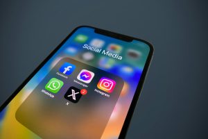 A phone screen showing the apps Facebook, Messenger, Instagram, Whatsapp and X.